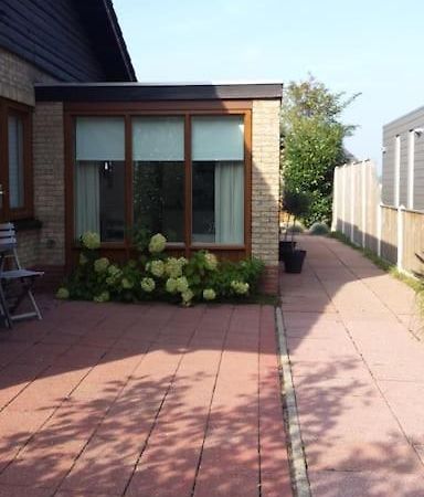 Modern En Sfeervol Appartement Aan Zee Met Airco Заутеланде Екстериор снимка
