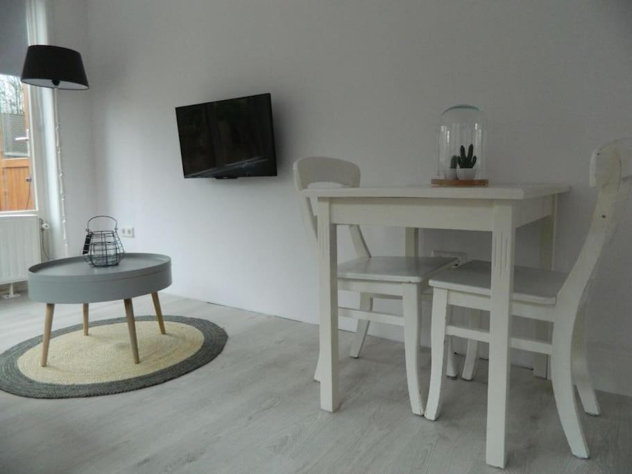 Modern En Sfeervol Appartement Aan Zee Met Airco Заутеланде Екстериор снимка